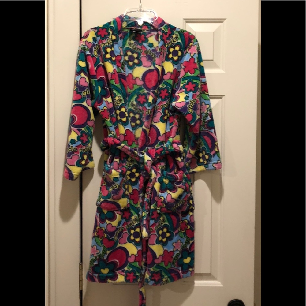 Girls’ fuzzy robe
